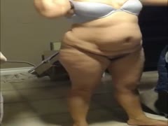 I watch no thing here but a hawt chunky older white lady with some wonderful curves 